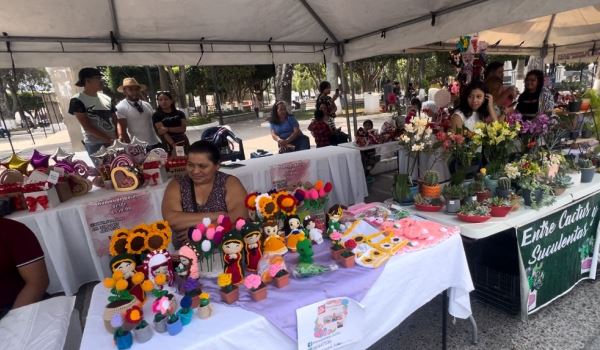 Realizan Festival de las Flores frente a la Municipalidad de Jalapa